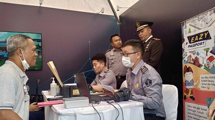 MENGURUS PASPOR - Warga saat mengurus paspor di booth Eazy Passport Kanim Kelas 1 TPI Denpasar, di Lapangan Niti Mandala Renon, Denpasar, Senin (1/7). Pelayanan pembuatan paspor Kantor Imigrasi Kelas 1 TPI Denpasar sudah pulih dan normal setelah dampak gangguan sistem Pusat Data Nasional (PDN).