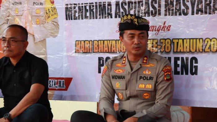 Kapolres Buleleng saat menerima masyarakat dalam kegiatan Jumat Curhat di rumah jabatan. Kamis (16/8/2024).