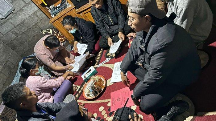 Polisi saat meminta keterangan keluarga Gede Sutra pasca pemuda 26 tahun itu ditemukan ulah pati.