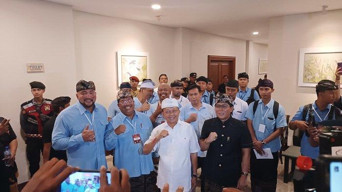 2 paslon Pilgub Bali berpose sebelum debat.