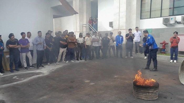 PADAMKAN API - Peringatan Bulan Keselamatan dan Kesehatan Kerja (K3) Nasional Tahun 2025, Dinas Tenaga Kerja Kabupaten Gianyar menggelar Sosialisasi dan Simulasi Penggunaan Alat Pemadam Api Ringan (APAR) di Ballroom Praja Sabha Utama, Mal Pelayanan Publik Kabupaten Gianyar, Jumat (7/2).