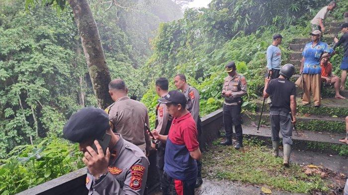 EVAKUASI – Sejumlah petugas dan warga melakukan evaluasi Ngakan MKM yang dikabarkan hilang di Desa Tamanbali, Kecamatan/Kabupaten Bangli, Rabu (18/12). Ngakan MKM dievakuasi di kawasan Air Terjun Kuningan wilayah Desa Tamanbali.