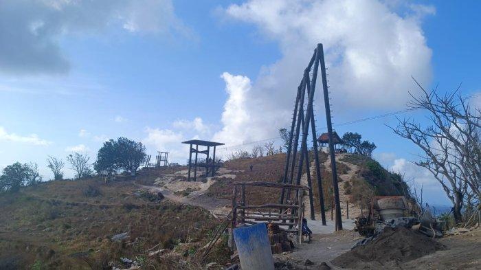 Ditutup - Satpol PP Klungkung tutup wahana flying fox tidak berizin di Pantai Diamond, Nusa penida.