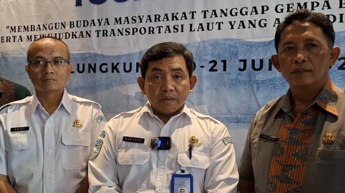 Kepala Pusat Gempa Bumi dan Tsunami BMKG, Dr. Daryono (tengah), didampingi Kepala Stasiun Geofisika Kelas II Denpasar, Arief Tyastama (kiri) dan Kalak BPBD Klungkung Putu Widiada (kanan) disela-sela kegiatan Sekolah Lapang Gempa Bumi 2024 di Kabupaten Klungkung, Kamis (20/6/2024).