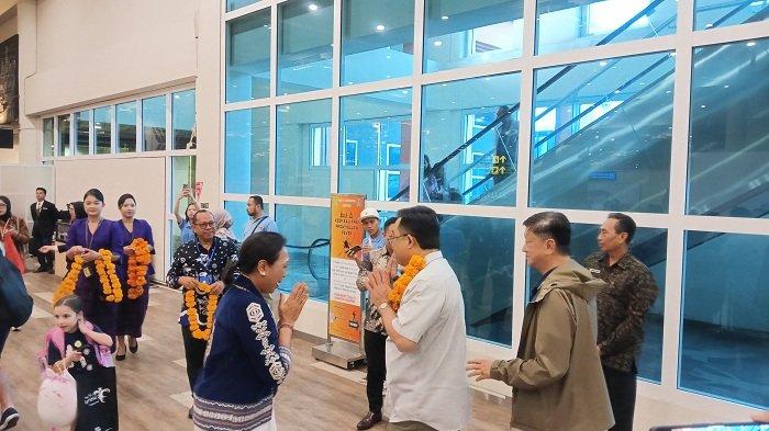 Suasana penyambutan kedatangan wisatawan mancanegara pada awal tahun 2025 di Bandara Internasional I Gusti Ngurah Rai Bali.