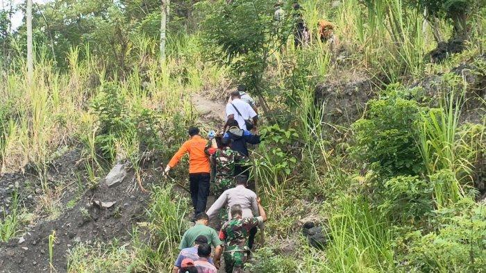 Evakuasi - SAR dan Basarnas berhasil evakuasi korban longsor. Akibat kejadian longsor itu, sebanyak tiga orang meninggal dunia sementara dua orang selamat dalam kondisi luka-luka di Karangasem, Bali.