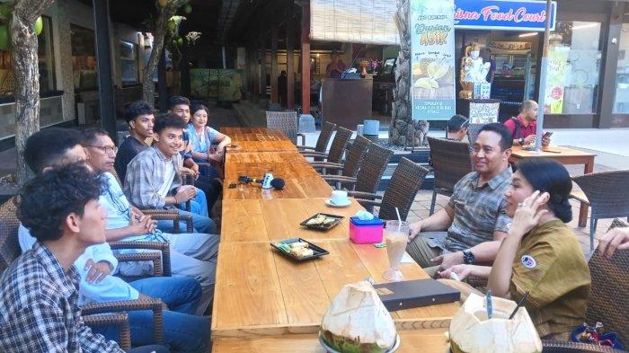KUNJUNGAN BALI - Mantan Panglima TNI, Andika Perkasa bersama istrinya, Diah Erwiany saat ngobrol bareng sejumlah anak muda di Krisna Oleh-Oleh Bali, Jalan Sunset Road, Kuta Badung, Selasa (12/9). Sebelum agenda santai ini, Andika menghadiri dua agenda utama yakni menghadiri kuliah umum di Fakultas Hukum Universitas Udayana dan bertemu Sukmawati di Istana Kepresidenan Tampaksiring, Gianyar.