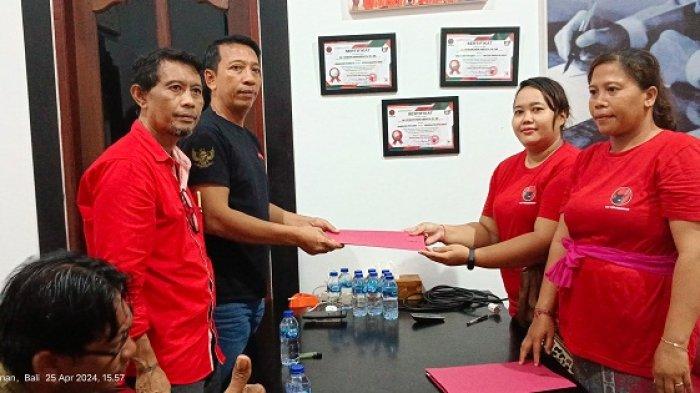 AMBIL FORMULIR - Ketua PAC Kediri, Nyoman Mulyadi mengambil formulir sebagai Calon Bupati (Cabup) dalam penjaringan yang dilakukan oleh DPC PDI Perjuangan Tabanan di kantor DPC PDI Perjuangan Tabanan, Kamis (25/4)).