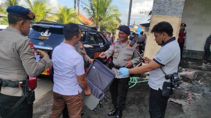 PERIKSA KOPER - Unit Jibom atau Gegana Polda Bali saat melakukan pemeriksaan koper di Jalan Penarungan, Mengwi Badung, Selasa (9/7). Setelah diperiksa, ternyata koper tersebut kosong.