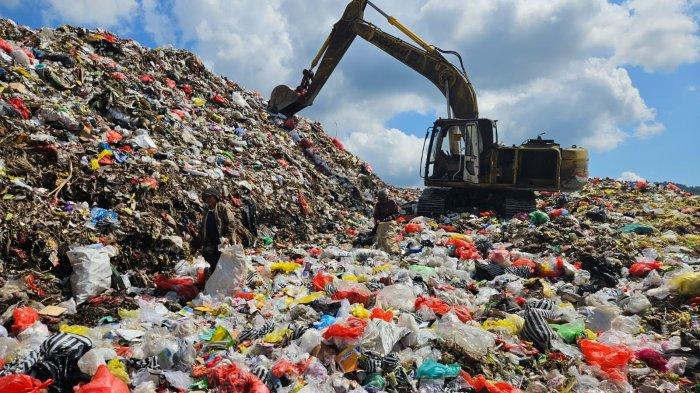 SAMPAH MENGGUNUNG - Sampah menggunung di TPA Sente, Desa Pikat, Kecamatan Dawan, Klungkung, Senin (3/10/). Dampaknya, desa yang belum memiliki tempat olah sampah pribadi kini kesulitan untuk membuang sampah. 