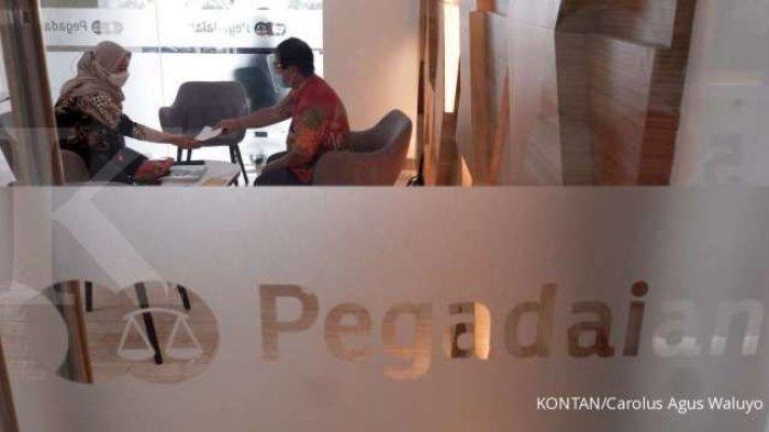 OPTIMISTIS - Suasana saat petugas melayani nasabah prioritas di kantor cabang Pegadaian Jakarta, belum lama ini. Pegadaian optimistis bisnis gadai tahun ini bakal tumbuh 9,8 persen.