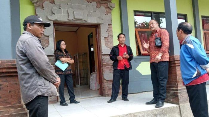 KRISIS AIR - Disdikpora Bangli saat turun ke SMPN 6 Kintamani menindaklanjuti masalah kekurangan air di sekolah tersebut.