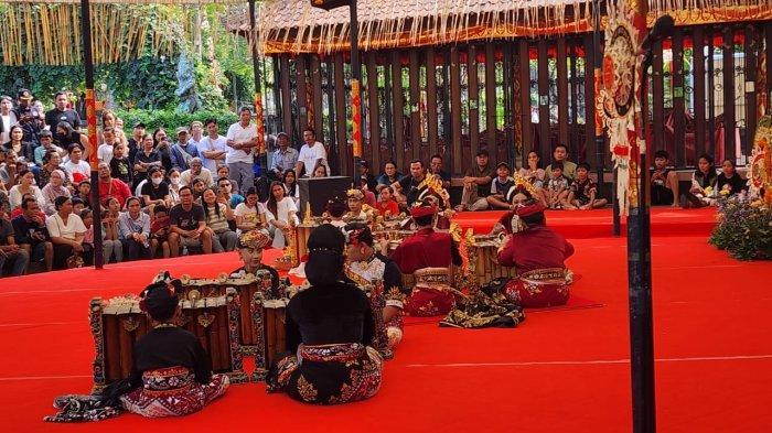 Di hari ketiga Pesta Kesenian Bali (PKB) XLVI, Senin 17 Juni 2024 hadirkan permainan gender wayang yang disajikan anak-anak setingkat SMP.