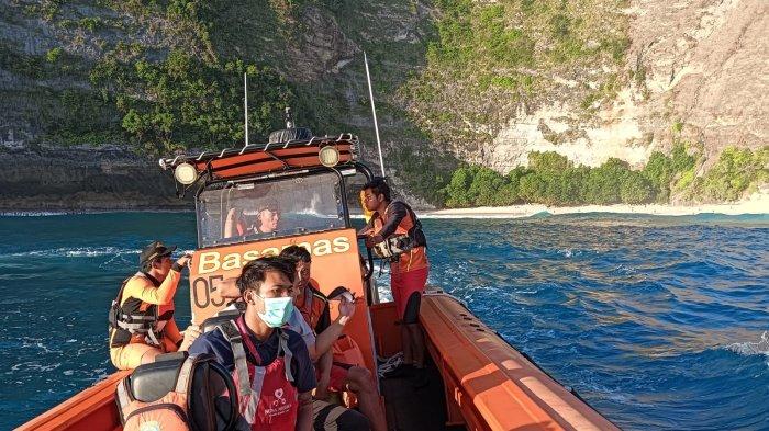 Evakuasi - Tim SAR gabungan mengevakuasi Warga Negara Asing (WNA), yang mengalami cedera saat berwisata di Pantai Kelingking, Nusa Penida, Bali Jumat 11 Agustus 2023 sore. Korban yang merupakan WNA asal Perancis, wanita usia 45 tahun tersebut tergelincir dari tangga tebing, hingga mengalami dislokasi pada bahu kanan - Wanita WNA Prancis Tergelincir di Pantai Kelingking Bali, Ombak Tinggi Sempat Hambat Evakuasi.