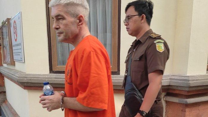  Terdakwa Moriev Ievgeni asal Ukraina usai menjalani sidang tuntutan di PN Denpasar. Ia dituntut 5 tahun penjara karena diduga memiliki hasis.