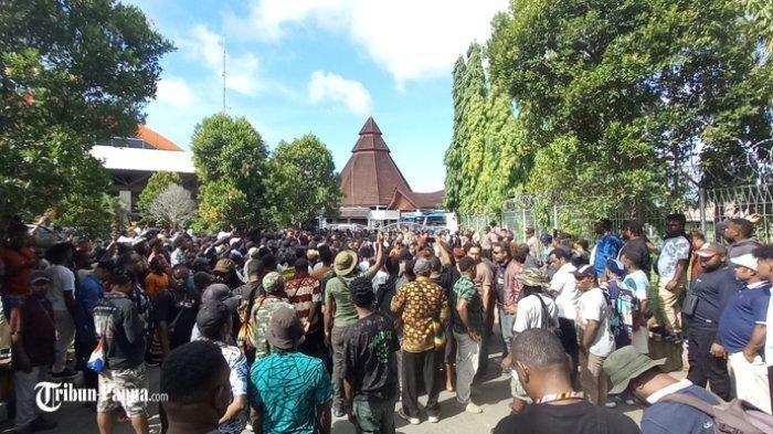 Sambut kedatangan jenazah Lukas Enembe, ratusan masyarakat Papua padati gerbang masuk VIP Bandara Sentani, Kabupaten Jayapura, Kamis (28/12/2023).