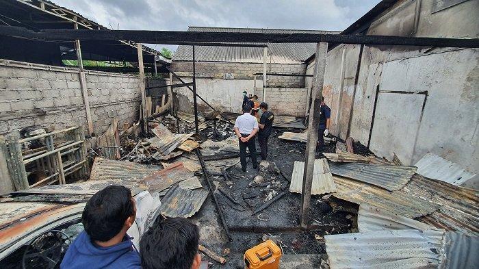 Aparat kepolisian Polres Badung dan Polda Bali, saat melakukan olah TKP di lokasi kebakaran pada Senin 31 Juli 2023.