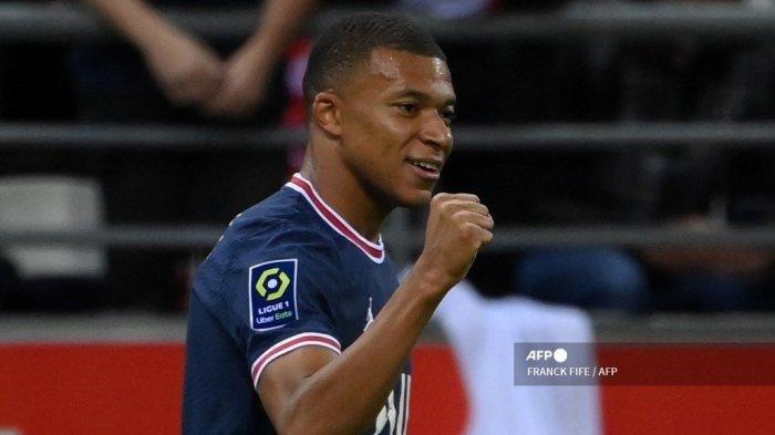 Reaksi penyerang Paris Saint-Germain, Kylian Mbappe saat pertandingan sepak bola L1 Prancis antara Stade de Reims dan Paris Saint-Germain di Stadion Auguste Delaune di Reims pada 29 Agustus 2021. FRANCK FIFE / AFP