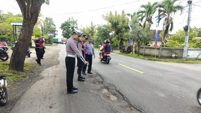 JALAN BERLUBANG - Satgas Preventif Operasi Keselamatan Agung 2025 saat melakukan survei jalan berlubang membahayakan pengendara di jalur nasional Jalan Raya Denpasar-Gilimanuk wilayah Jembrana, Kamis (13/2).