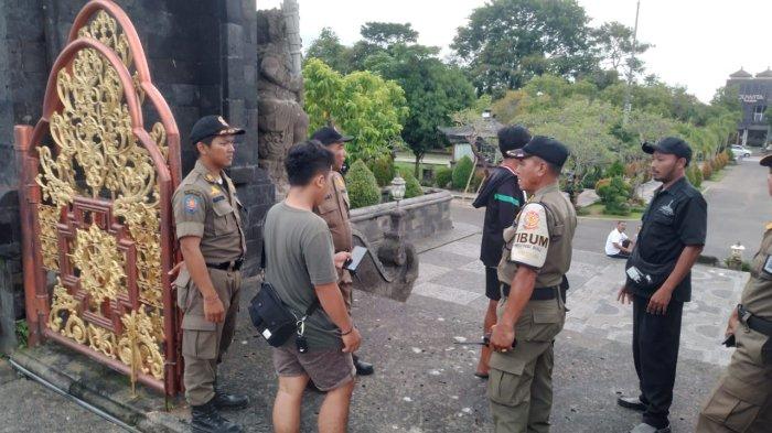 Selain masyarakat, siswa berseragam sekolah juga ditertibkan oleh Satpol PP Bali saat mencari koin jagat di fasilitas publik seperti taman.