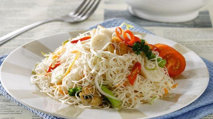 Bihun goreng satset yang siap disajikan di piring