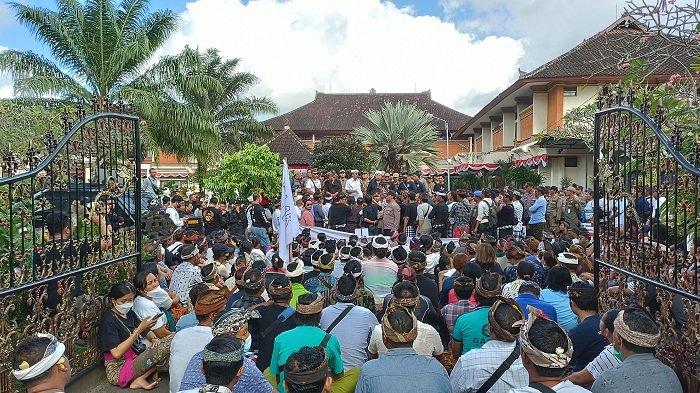 Sejumlah krama adat Bugbug, Kecamatan Karangasem yang tolak pembangunan resort kembali gelar demo ke Kantor Bupati Karangasem, Jumat (28/7/2023)pagi.