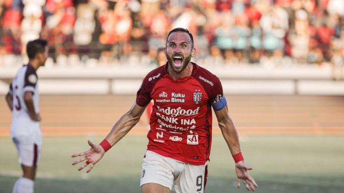 Selebrasi Spasojevic - Tidak ada yang mengira, bahwa Ilija Spasojevic bakal berduet dengan Jefferson de Assis, dua striker murni di lini depan Bali United.

Rupanya ketertinggalan angka dari PSM Makassar, membuat Pelatih Stefano Cugurra tak ingin lama-lama memadukan duet dua pemain berkualitas bernaluri gol.