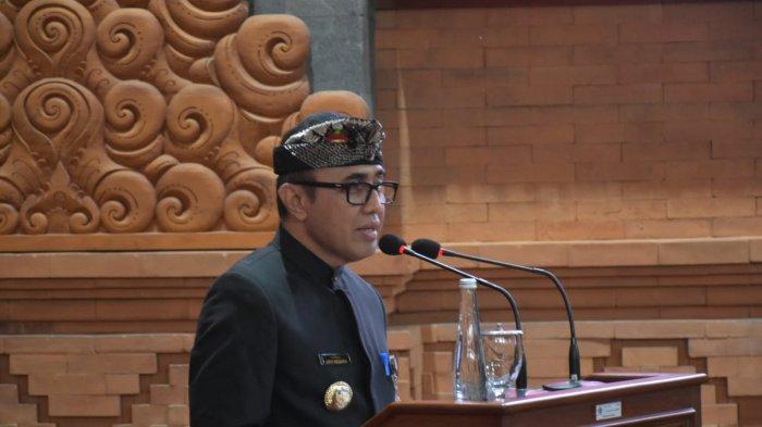 PERDANA - Wali Kota Denpasar, IGN Jaya Negara menyampaikan pidato perdananya di DPRD Denpasar, Selasa, (4/3).