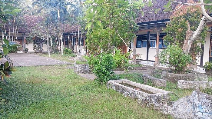 Kondisi SDN Blimbingsari, Kecamatan Melaya, Jembrana yang akhirnya resmi ditutup Pemkab Jembrana karena tak ada siswa baru.