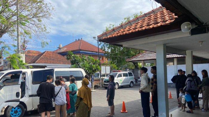 Keluarga Purwanto (40) salah satu korban meninggal dunia akibat kebakaran gudang tabung gas di Kargo, Denpasar menangis didepan Burn Unit ICU Sanglah.