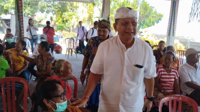 Suasana kegiatan safari kesehatan di Wantilan Pura Desa Sambangan.