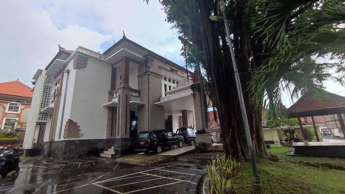 Pemerintah Kabupaten (Pemkab) Buleleng, akan melanjutkan pembangunan gedung Buleleng Command Center (BCC), setelah mangkrak selama tiga tahun.

Pengerjaan tahap finishing sudah masuk proses tender menggunakan pagu anggaran Rp 2,7 miliar.