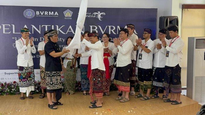 PATAKA - Wakil Gubernur Bali, Nyoman Giri Prasta saat menyerahkan Pataka kepada Ketua Umum BVRMA, Kadek Adnyana di Aula Etna, Dinas Pariwisata Provinsi Bali, pada Kamis (6/3).