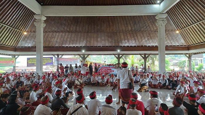 Krama Bugbug menyampaikan aspirasi dan klarifikasi terkait tudingan massa sebelumnya ke Kantor DPRD Karangasem, Jumat (7/7/2023) siang hari.