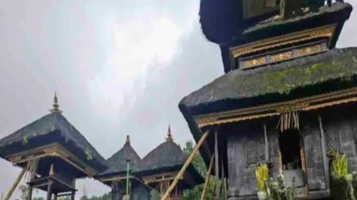 BANGUNAN RUSAK - Bangunan Meru di Pura Pengubengan Besakih harus ditopang bambu, untuk mengantisipasi hal-hal yang tidak diinginkan.