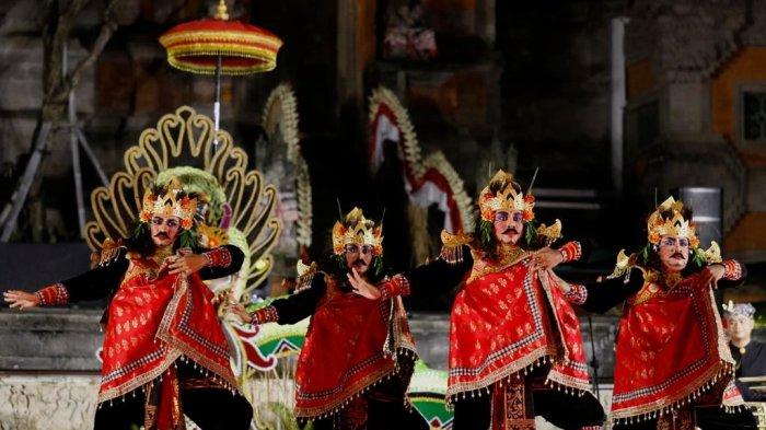 Pementasan tarian Gong Kebyar Dewasa Batur Mahaswara, Desa Batuan, Kecamatan Sukawati, Gianyar, Bali dalam perayaan HUT Gianyar, Senin 15 April 2024. Mereka akan menjadi duta Kabupaten Gianyar dalam PKB tahun 2024.