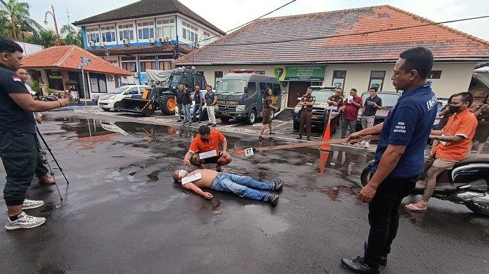 REKONSTRUKSI - Satreskrim Polres  Gianyar, Bali menggelar rekonstruksi kasus pembunuhan yang menewaskan I Made Agus Aditya (26) di Jalan Raya Tojan, Desa Blahbatuh, Kecamatan Blahbatuh, Kabupaten Gianyar, pada 17 Januari 2025 lalu.