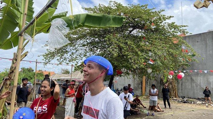 WNA asal Rusia ikut lomba kait keranjang bersama karyawan Eden Hookah Club Seminyak di Jalan Petitenget, Kerobokan Kelod.