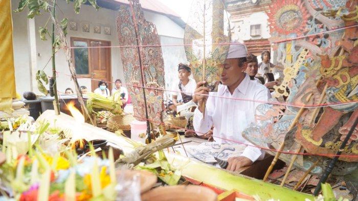 Suasana saat Dewa Mangku Dalang Samerana melakukan ruwatan sekaligus menjadi dalang wayang dalam upacara ruwatan melik kelahiran Wuku Wayang.