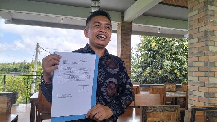 PENGUNDURAN DIRI - Wakil Bupati Jembrana, I Gede Ngurah Patriana Krisna alias Ipat saat menunjukkan surat. Hari ini ia akan mengirim surat terbaru hasil perbaikan dari surat sebelumnya yang dianggap salah oleh Bupati Jembrana, Nengah Tamba.