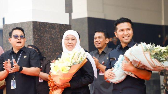 MENANTI PENANTANG - Khofifah Indar Parawansa dan Emil Dardak saat apel ASN Pemprov Jatim, beberapa waktu lalu. Mereka menunggu penantang di Pilkada Jatim 2024.