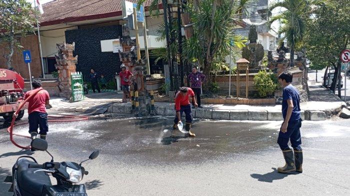 Tragedi kecelakaan kembali terjadi di Karangasem. 

Enam orang pengendara sepeda motor tergelincir, saat melintasi di perempatan Karangasem, tepatnya di Jalan Kesatrian, Br. Bataha 2, Kecamatan Karangasem, Selasa (12/9/2023) siang. Pengendara yang tergelincir mengalami luka ringan dikarenakan lecet.