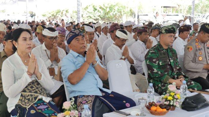 Ritual Pecaruan Agung yang dipimpin Ida Pedanda Istri Rai Sigaran digelar di kawasan rencana pembangunan fasilitas bertaraf internasional polo atraksi berkuda serta pacuan kuda di kawasan Hutan Cekik, Kecamatan Melaya, Jembrana, Senin 23 September 2024.