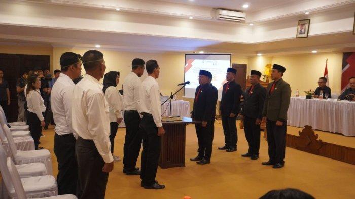 Prosesi pelantikan 51 orang Pengawas Kelurahan/Desa Bawaslu Jembrana, Minggu 2 Juni 2024.