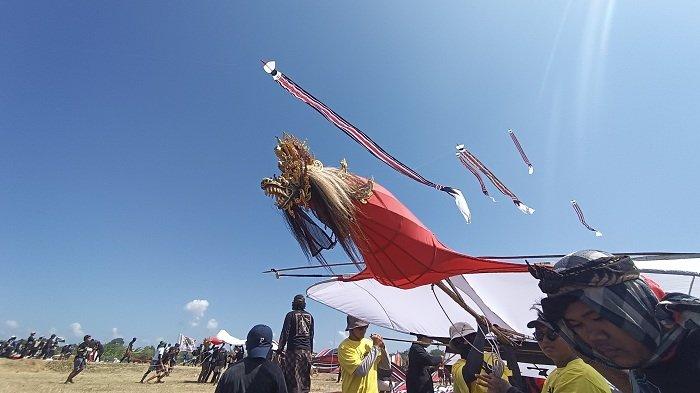 LOMBA – Sejumlah layangan dengan berbagai bentuk mengudara di Pantai Padanggalak Denpasar, Minggu (21/7). Total ada sebanyak 1.340 layang-layang yang menghiasi langit Padanggalak dalam rangka Festival Layangan Bali ketiga yang memperebutkan piala The Champion Gubernur Bali.