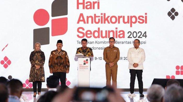 Bupati Nyoman Giri Prasta menerima secara langsung Penghargaan Percontohan Kabupaten/Kota Antikorupsi Tahun 2024 yang diserahkan oleh Wakil Ketua KPK RI Johanis Tanak di Gedung Merah Putih KPK RI, Jakarta Selatan, Senin (9/12).
