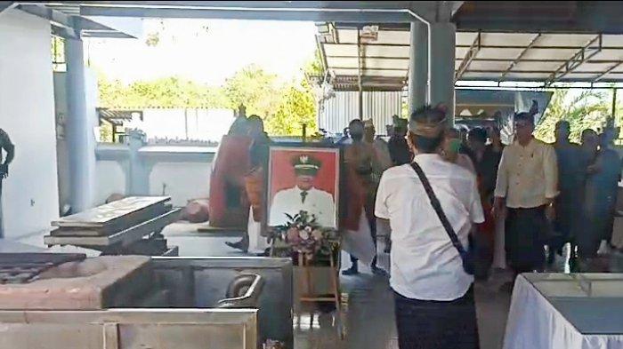 Jenazah eks Bupati Jembrana, IB Ardana (83) dan istrinya, A.A. Ayu Sri Wulan Trisna (64) saat akan dikremasi di Krematorium Kertha Semadi - UPDATE: Autopsi Selesai, Jenazah Mantan Bupati Jembrana Ardana dan Istri Dikremasi dan Dilarung