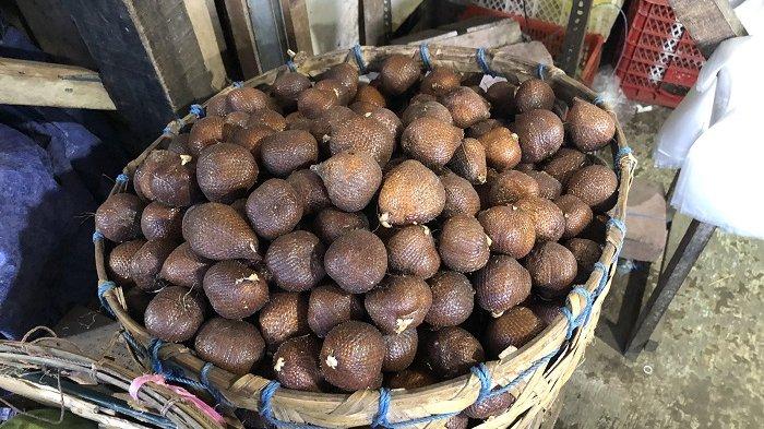 Setelah hari raya Galungan dan Kuningan, harga salak anjlok. Salak biasa berukuran besar yang semula Rp 12 ribu per kilogram turun menjadi Rp 5.000.