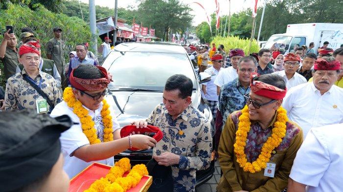 Bupati Tabanan saat menghadiri Rembug Utama dan Grand Opening Expo KTNA Nasional Tahun 2024 berlangsung di Area De Jukung Resto & Bar Tanah Lot, Desa Beraban, Kediri, Tabanan, Sabtu, (27/6).