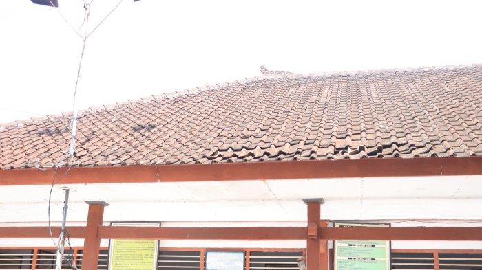 SIDAK - Komisi I DPRD Jembrana saat menggelar sidak ke sejumlah sekolah yang kondisinya rusak di wilayah Kecamatan Mendoyo, Jembrana, Jumat (1/11).